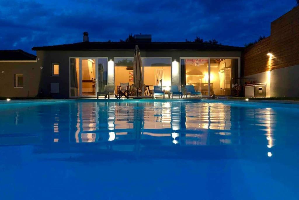 Villa Sunlit Pool House à Posidhonía Extérieur photo